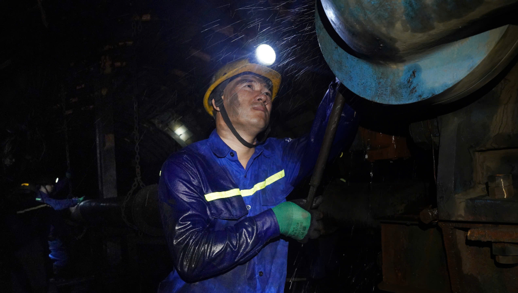 Đời Thợ: Những Câu Chuyện Chưa Kể Phía Sau Ánh Đèn Công Xưởng